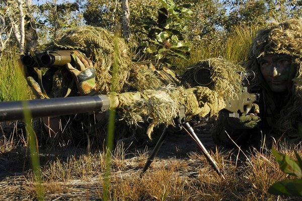 Soldats Snipers dans l herbe en tenue