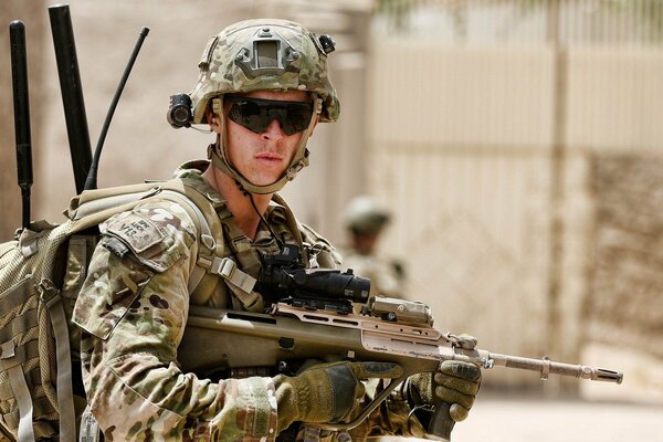 Uniformen eines australischen Soldaten mit Waffen