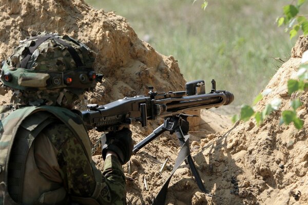 Sniper de l armée dans les montagnes