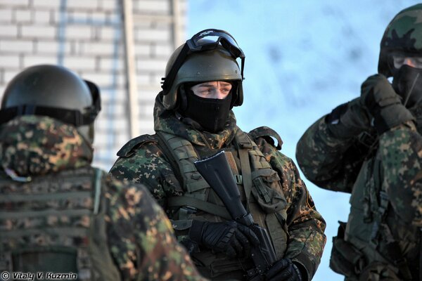 Soldados de las fuerzas especiales en una misión peligrosa