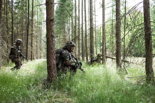 Bewaffnete Soldaten der königlichen Armee