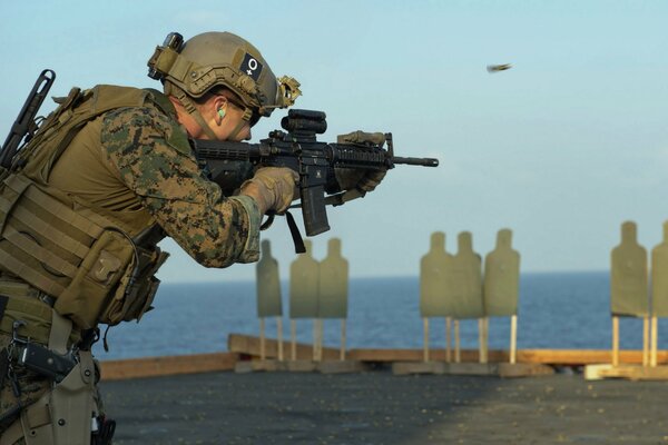 Żołnierz w amunicji wojskowej z bronią