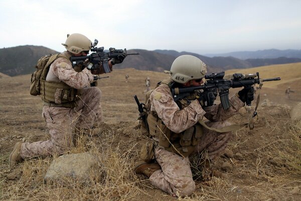 Deux soldats américains avec des armes dans la steppe