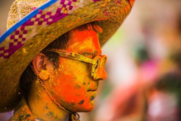 Hombre con sombrero en el Festival de las flores de Salem