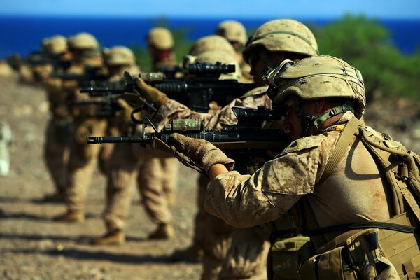 Soldats en service avec des armes