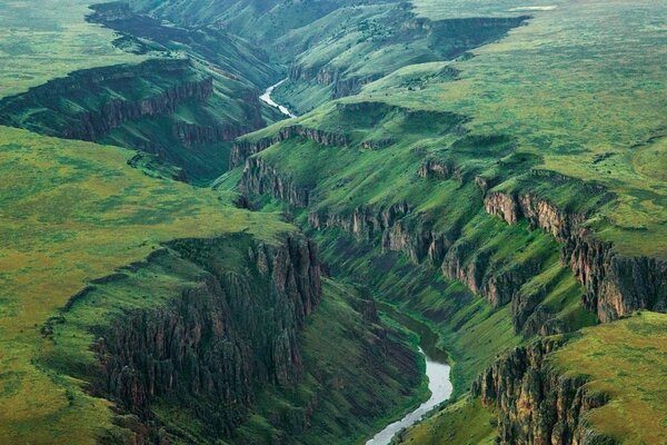 Rivière de montagne entre deux gorges