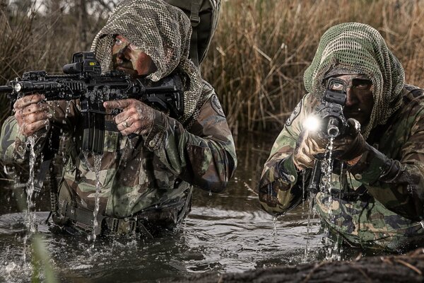 Soldats avec des armes en embuscade