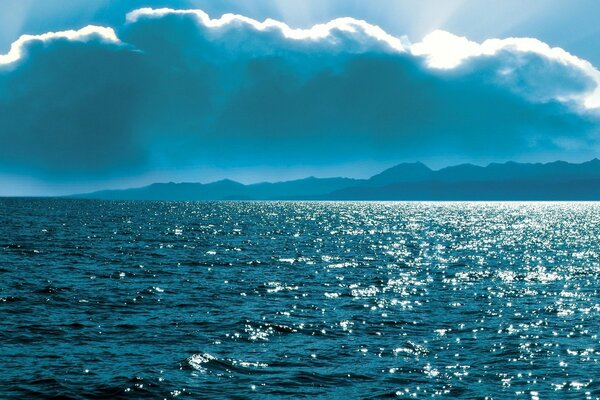 Nuvola sopra la superficie del mare. Bellezza!