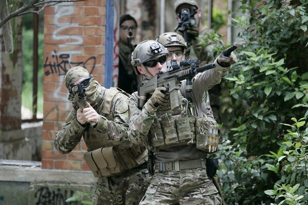 Soldaten mit Waffen bereiten sich auf die Operation vor