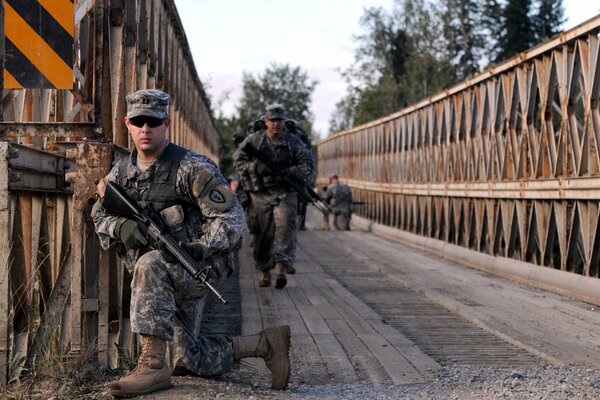 Foule de soldats avec des armes sur le pont