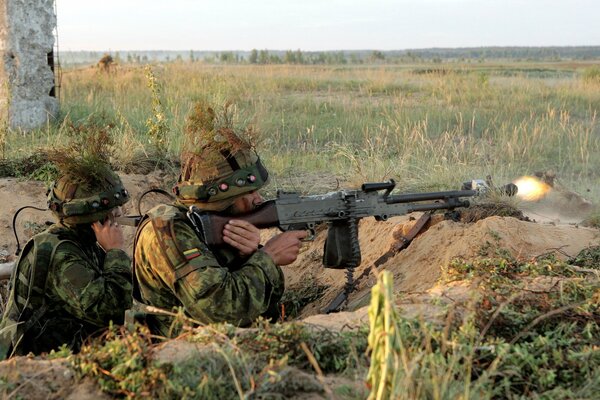 Soldat de l armée lituanienne avec des armes
