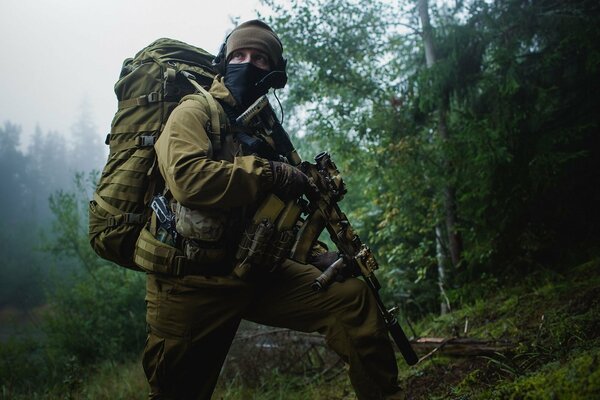Солдат на разведывательной операции в лесу
