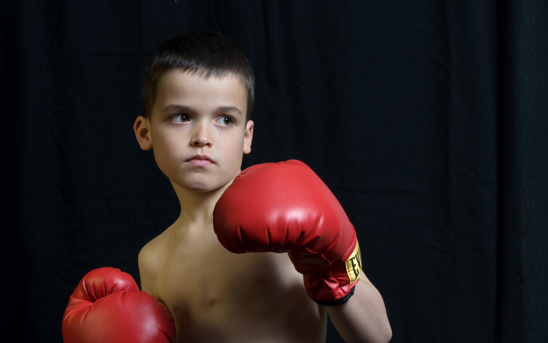 ragazzo guanti sguardo