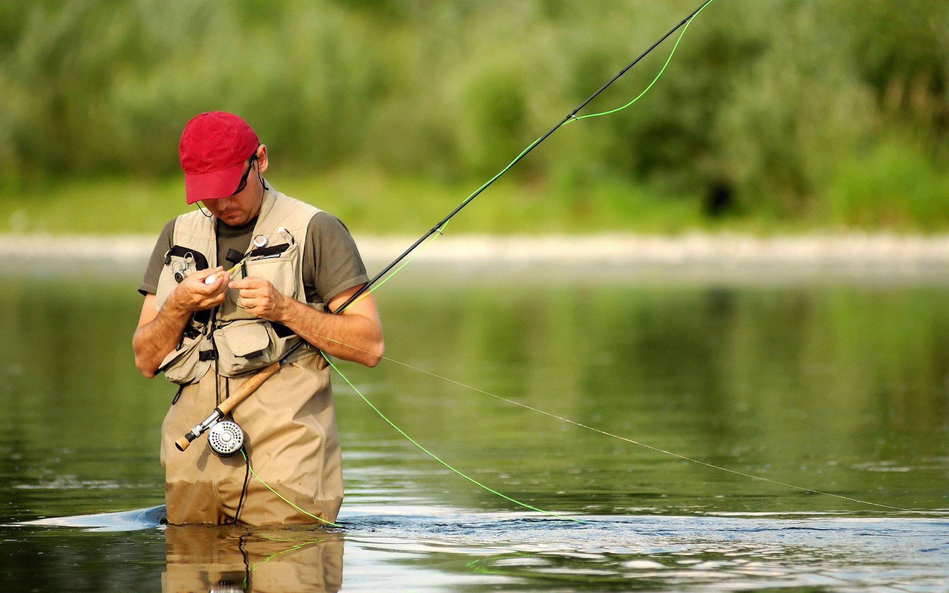 fluss fischer angelrute fliegenfischen angelausrüstung angelschnur anzug ausrüstung stimmung faszination hobby rot mütze natur wasser