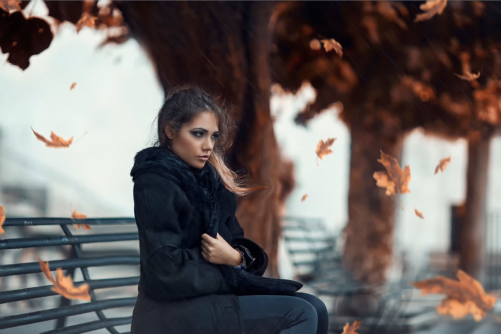 chica viento hojas frío otoño