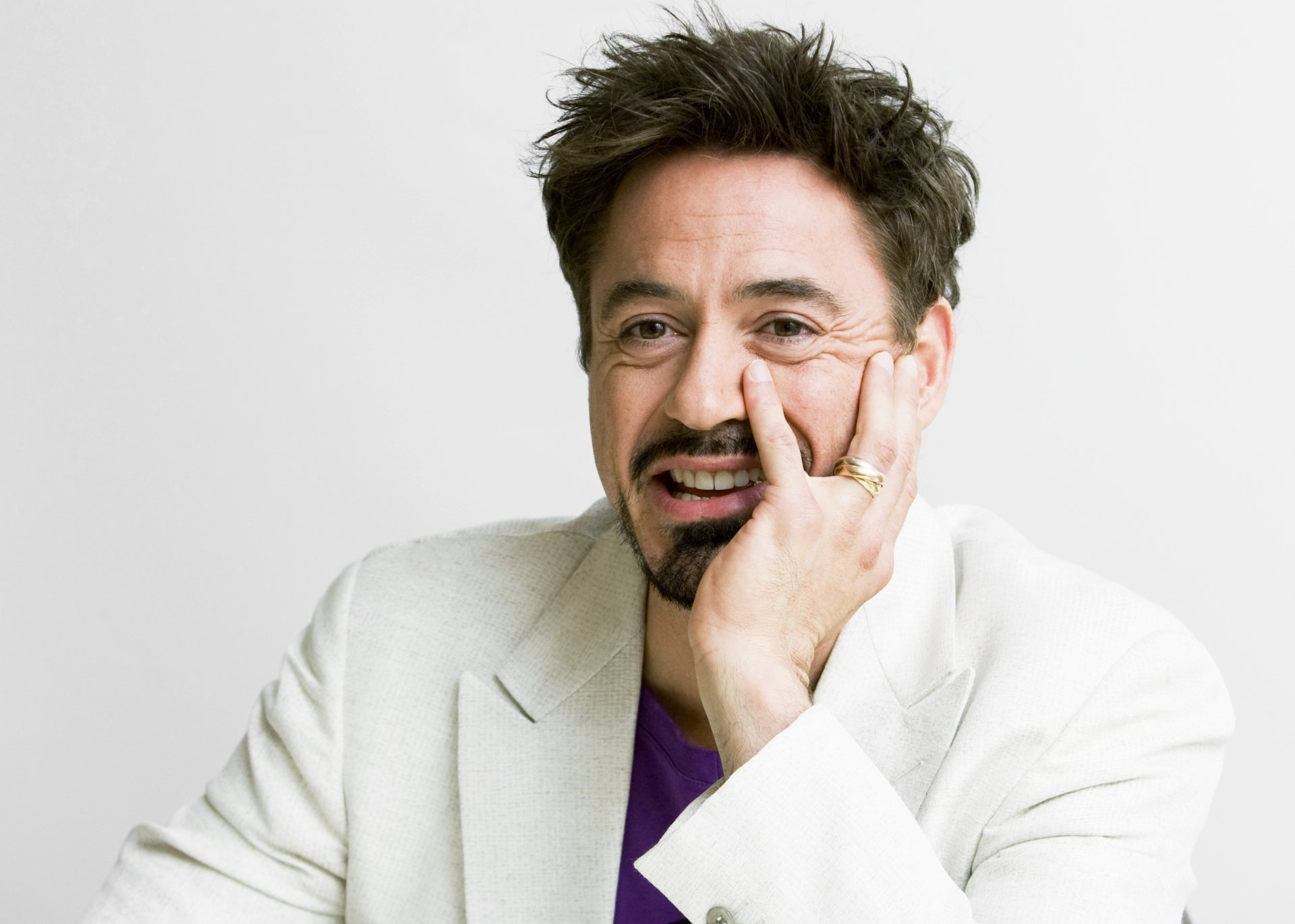 robert downey jr. pierścień ręka uśmiech robert downey jr