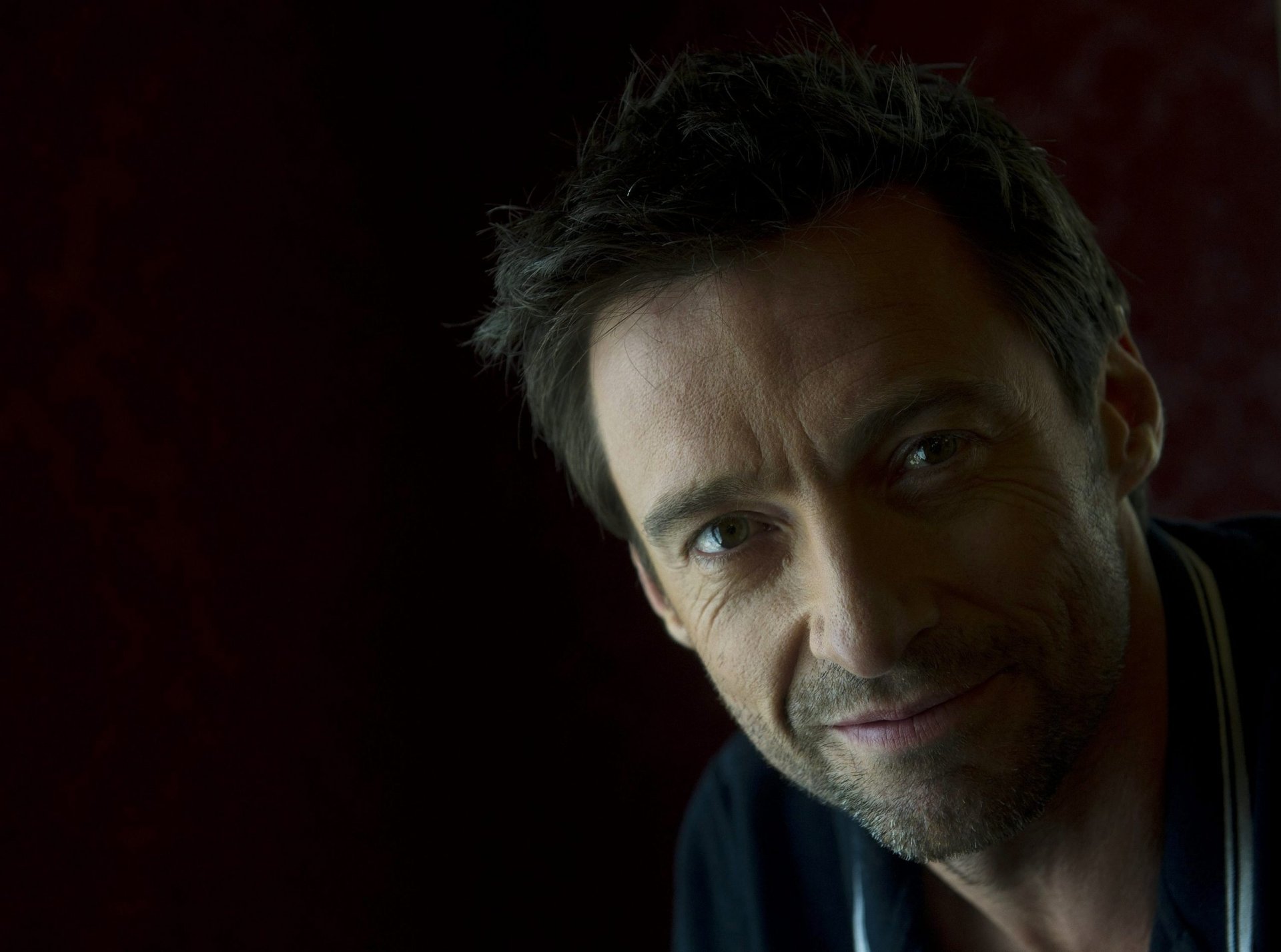 hombre actor hugh jackman cara fondo negro