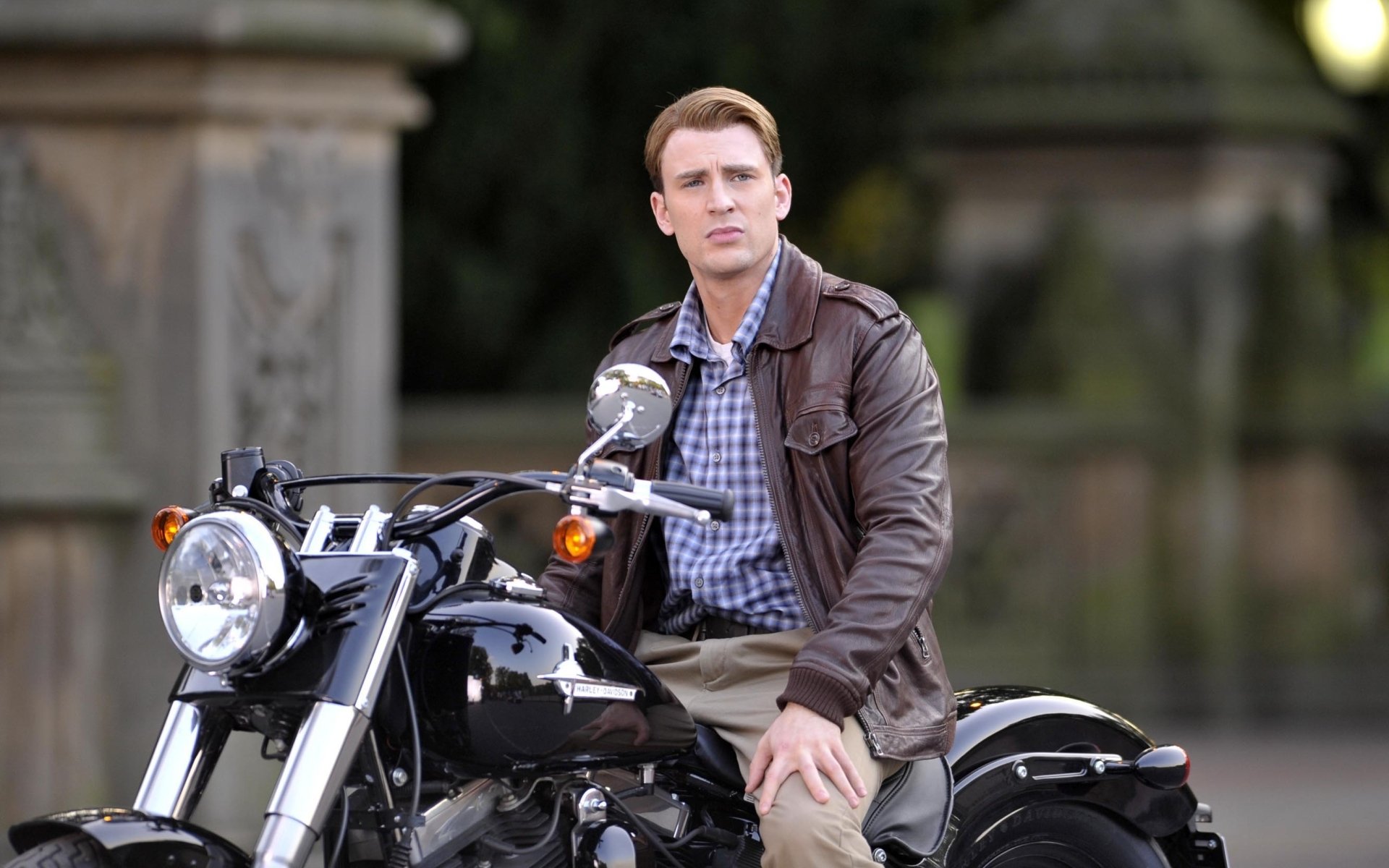 chris evans hombre mirada motocicleta harley-davidson fondo steve rogers capitán américa