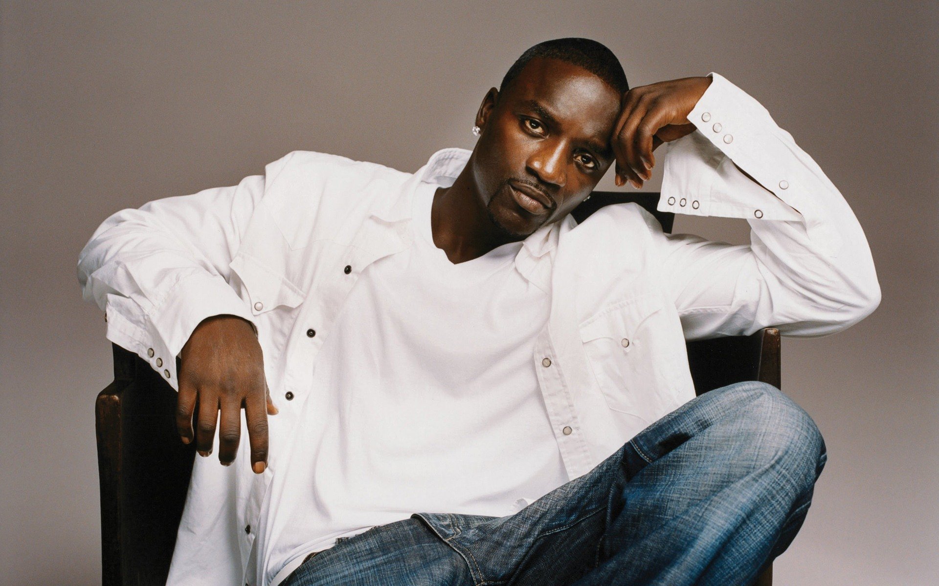 akon maschio cantante