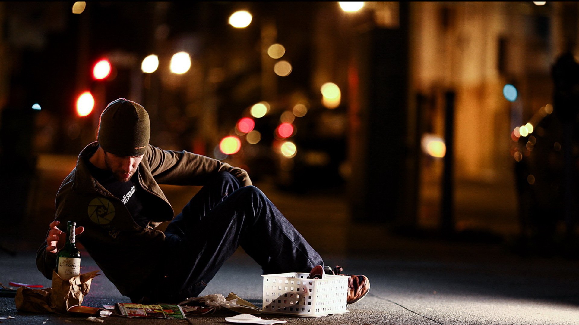 homme rue bouteille