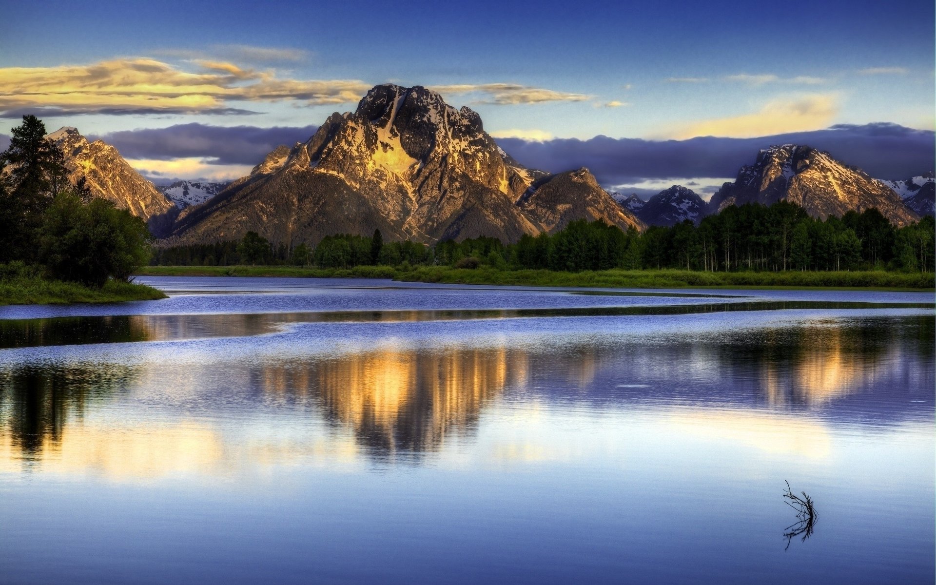 montañas lago reflexión ondas nubes