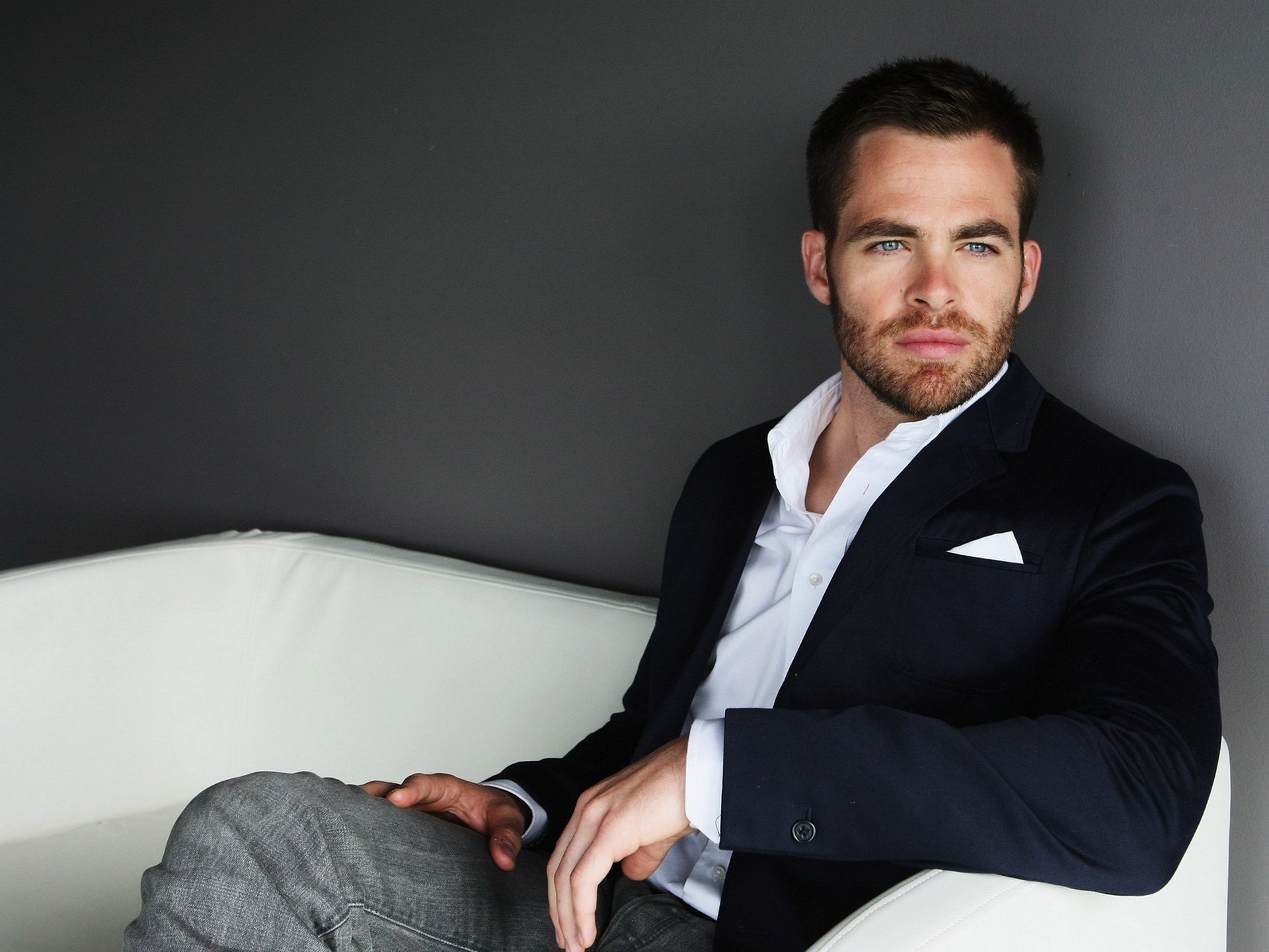 chris pine jacke blaue augen