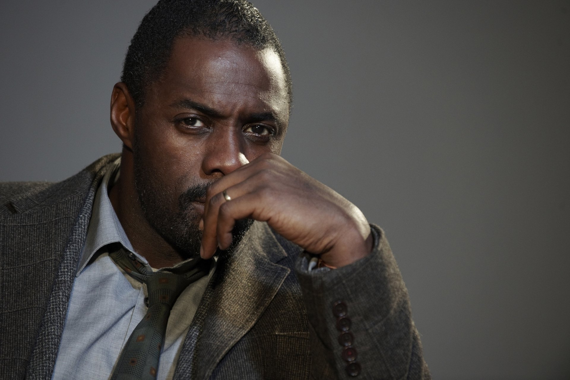 idris elba männlich produzent ebenholz afrikaner blick hand