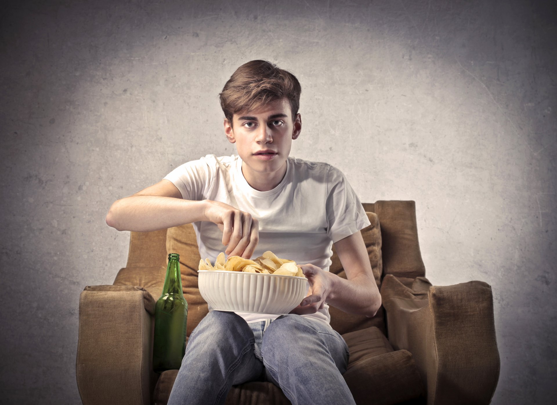 ragazzo vista sedia bottiglia patatine