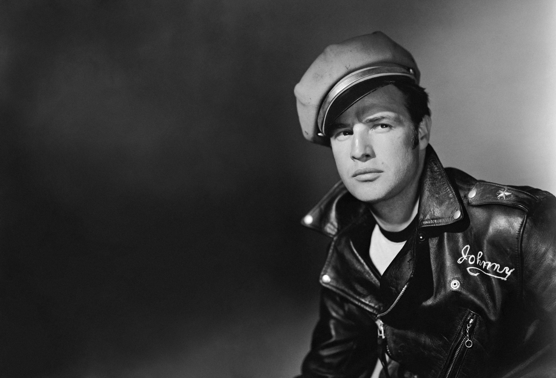 marlon brando acteur noir et blanc veste casquette