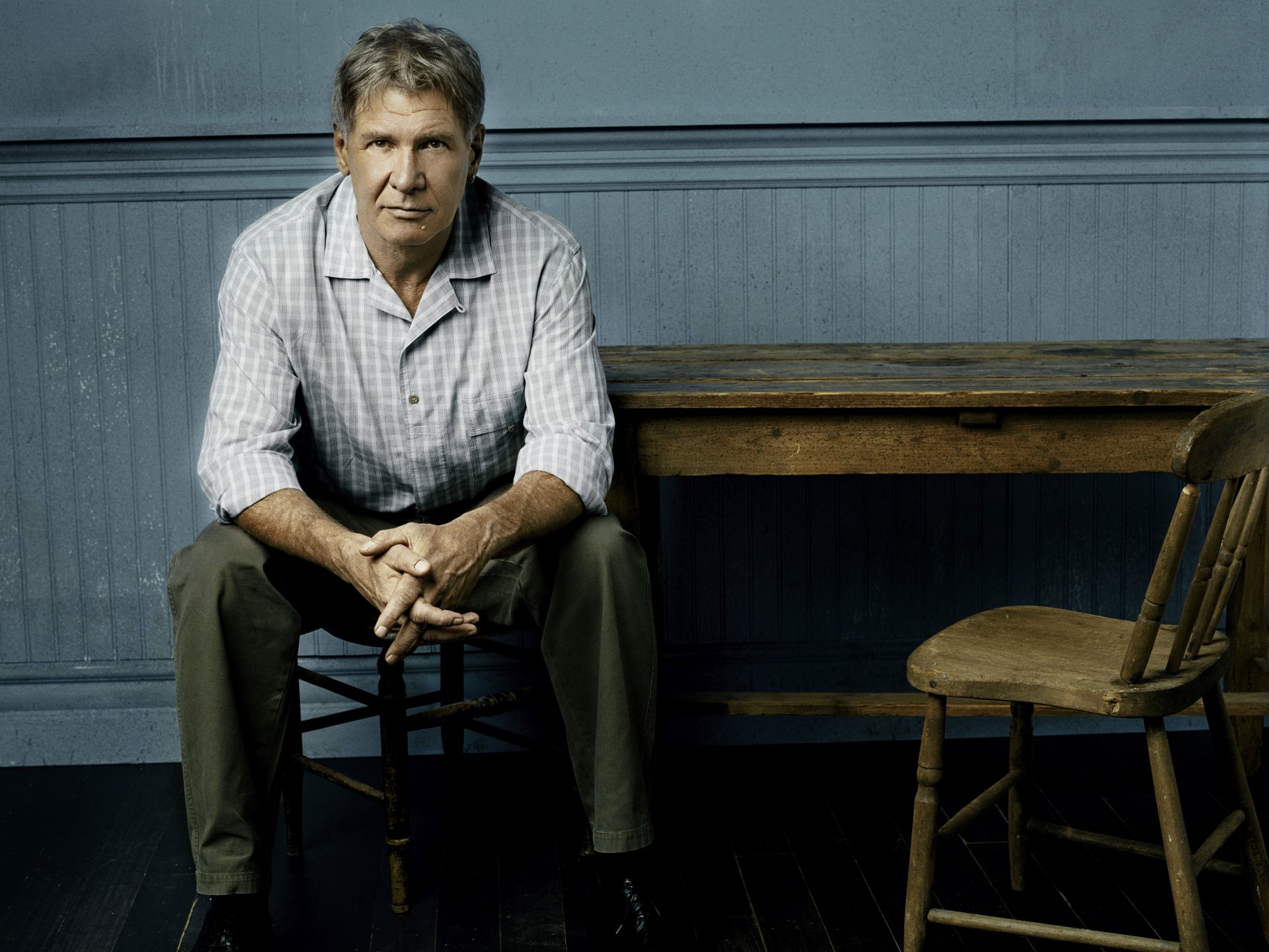 harrison ford acteur assis table