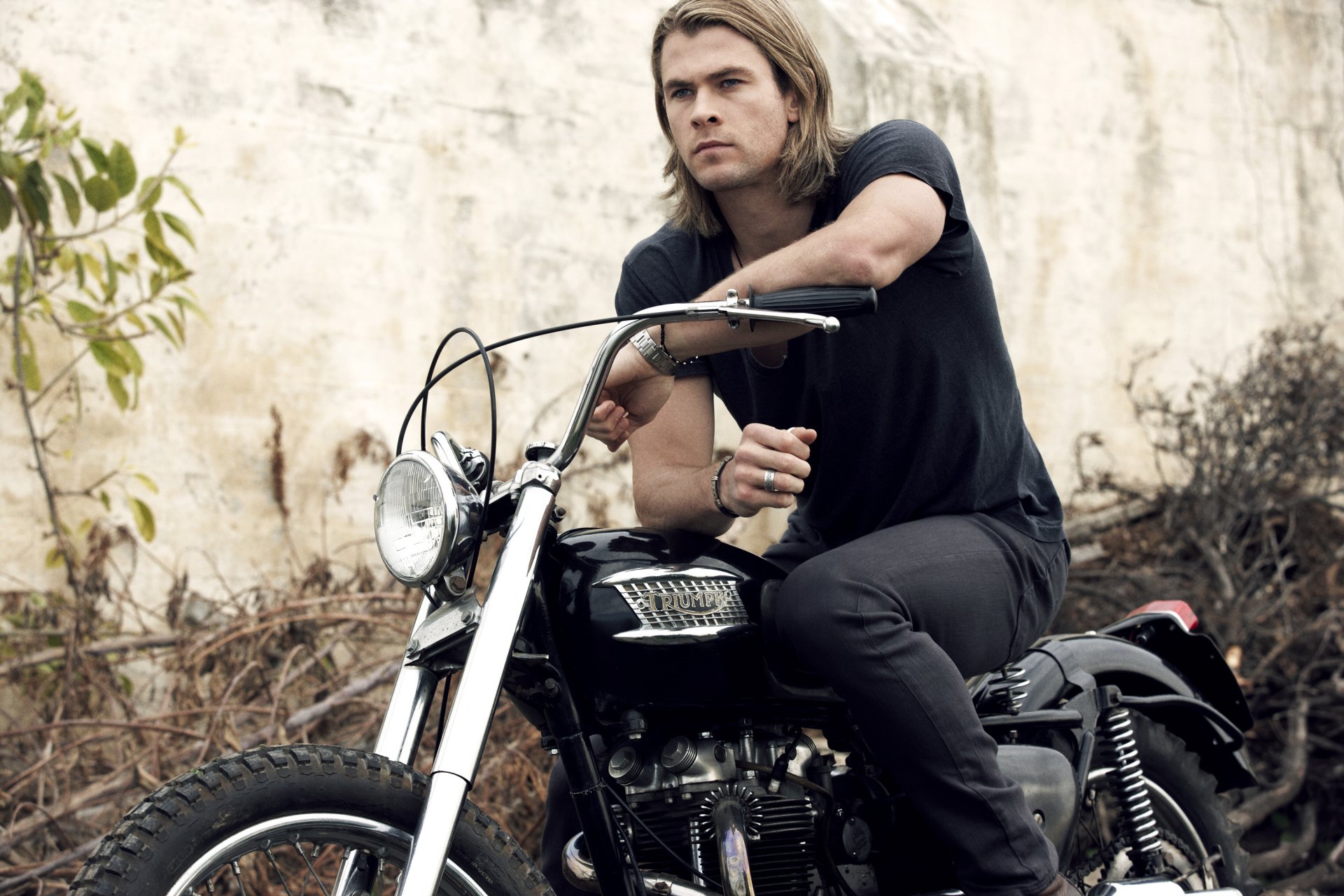 chris hemsworth actor men bike