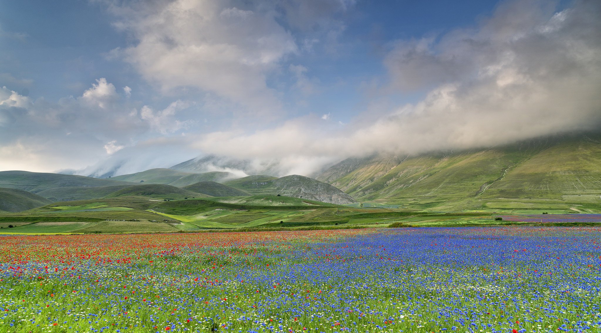 umbria castelluccio paisaje cielo prado montañas italia nubes naturaleza