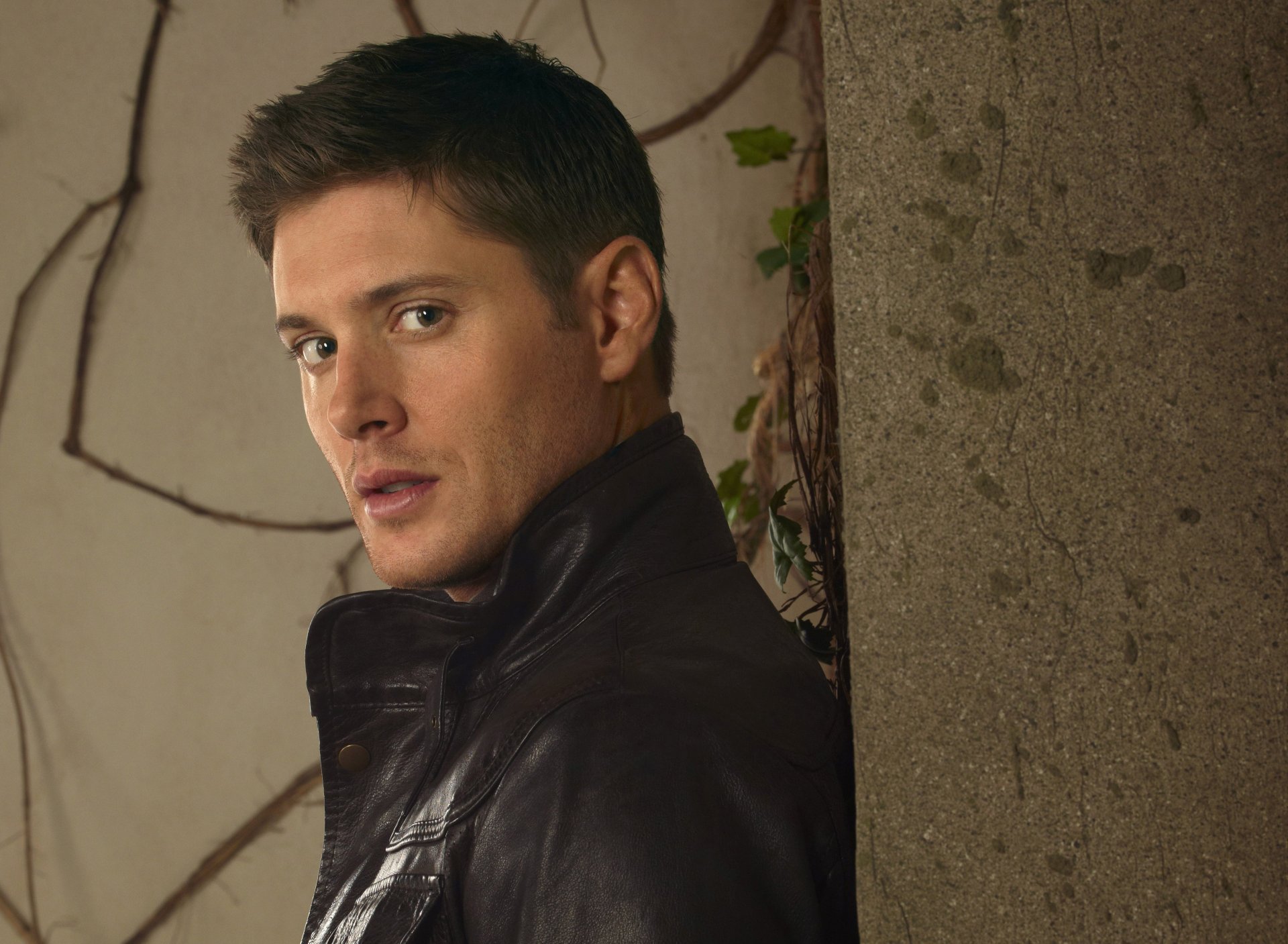 jensen jensen eccles soprannaturale attore maschio serie tv dean winchester muro giacca