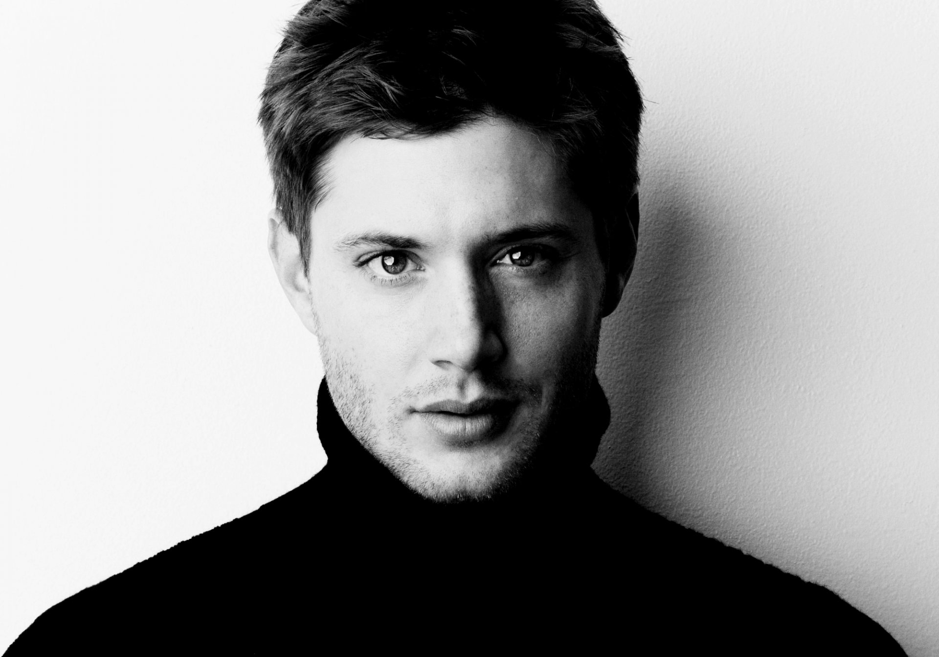 jensen jensen eccles aktor twarz nadprzyrodzony serial dean winchester czarno-białe tło