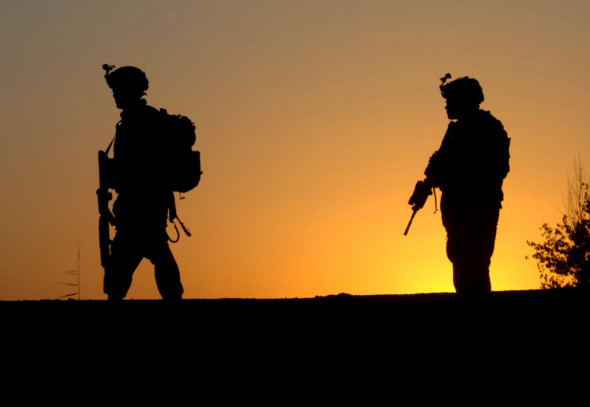 armée américaine automates silhouettes coucher de soleil