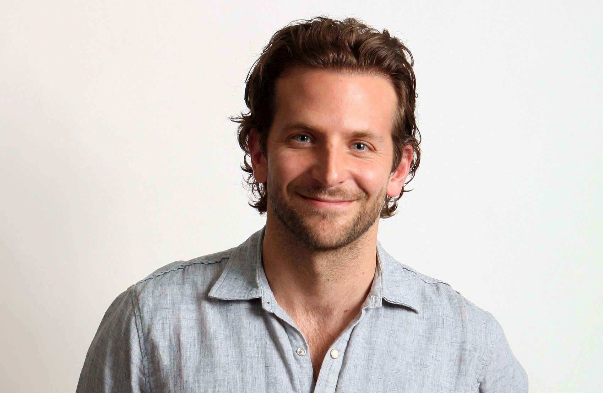 bradley cooper schauspieler hemd weißer hintergrund