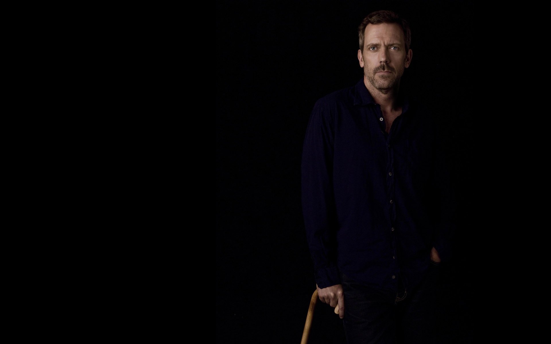 hugh laurie acteur dr house house md canne chemise fond sombre