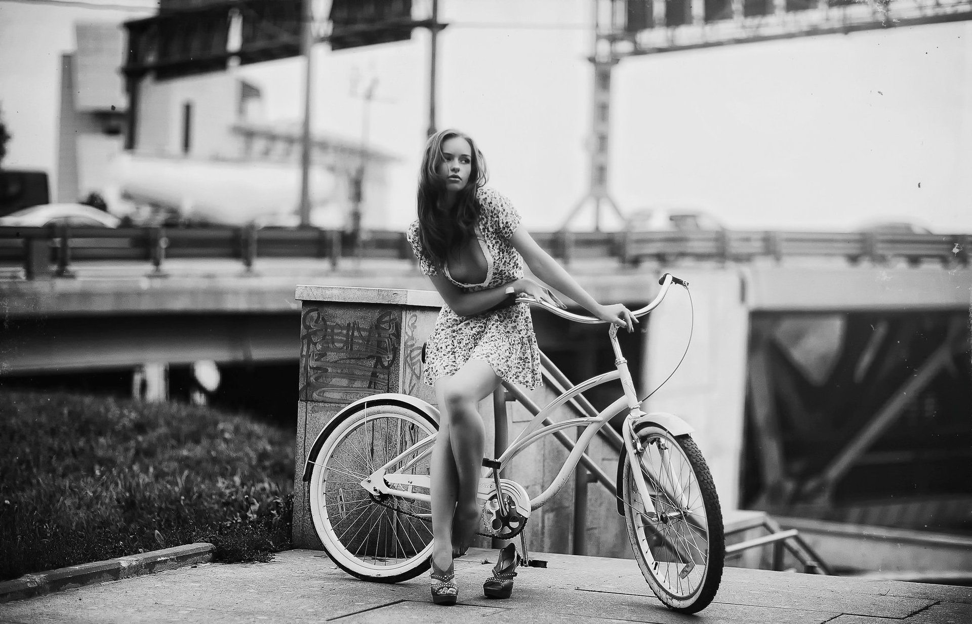 chica guapa bicicleta camino piernas vestido