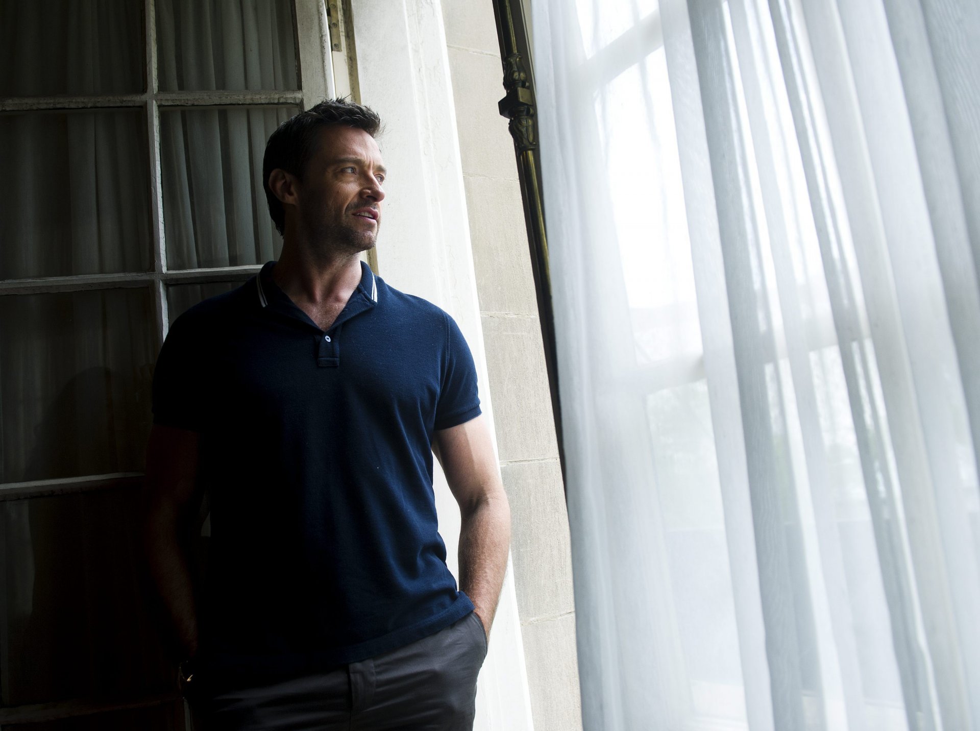 hugh jackman attori alla finestra camicia wolverine