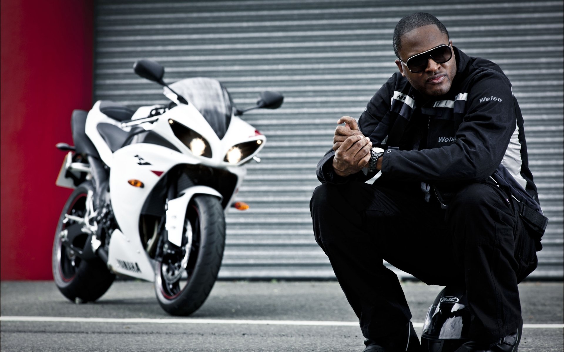 taio cruz maschio cantante moto casco seduta giacca