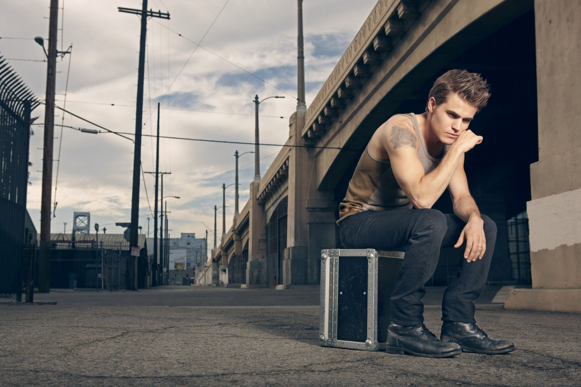 paul wesley actor foto tatuaje rosa publicidad ropa