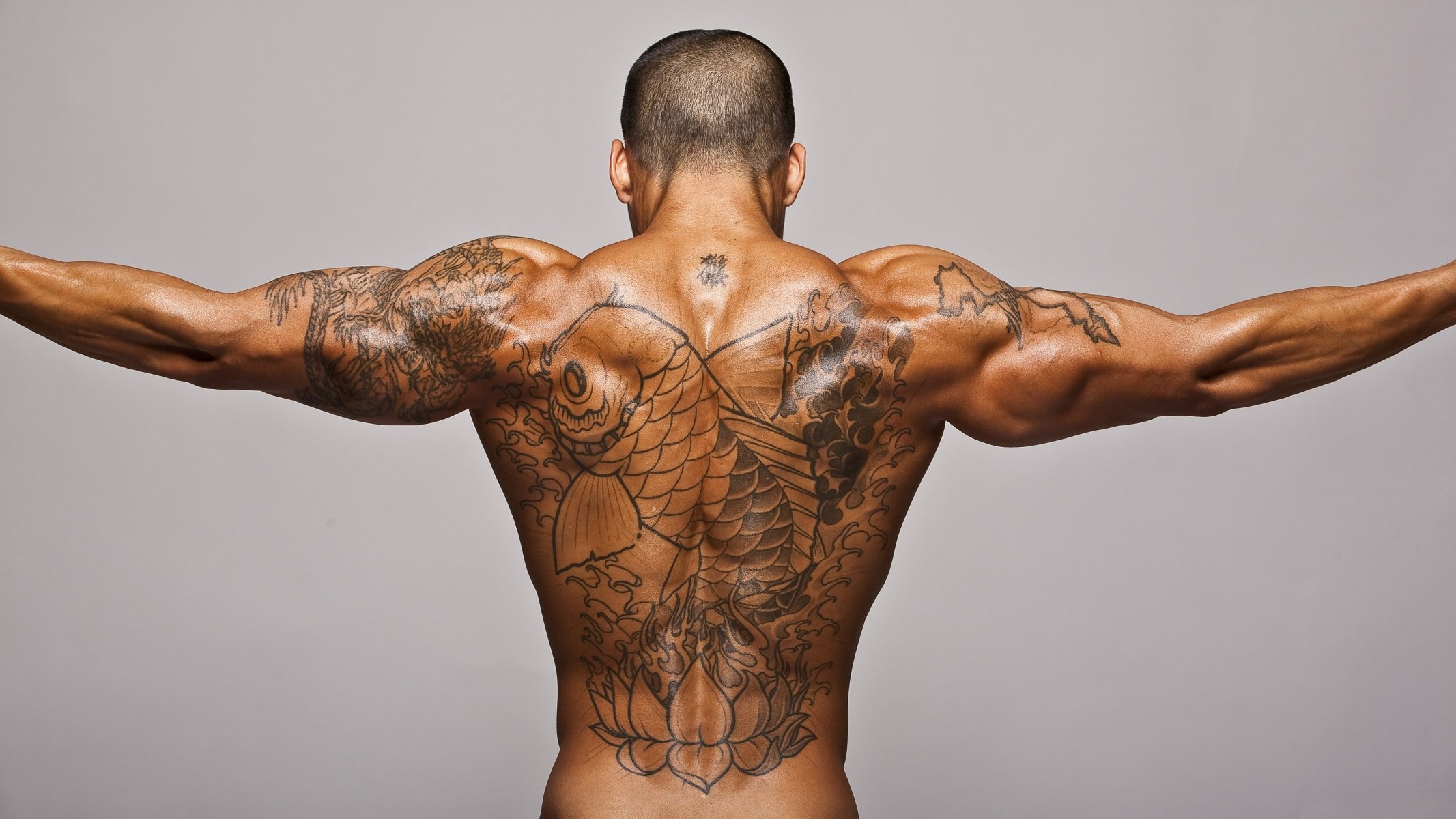 hombre espalda tatuajes tatuaje pescado bronceado músculo alivio