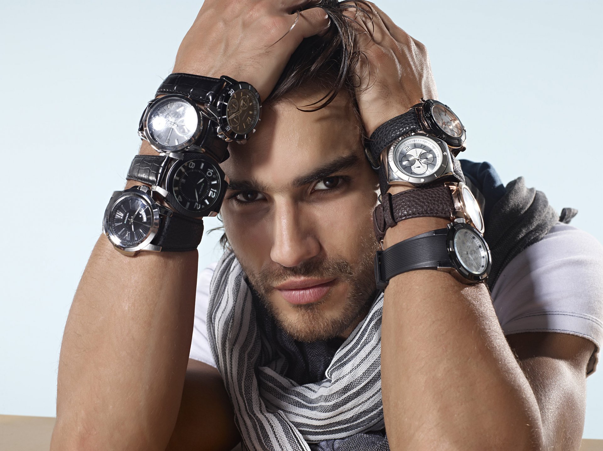 uomo brunet bello orologio mani sciarpa bianco sfondo scuro sguardo sopracciglia bruno ritratto