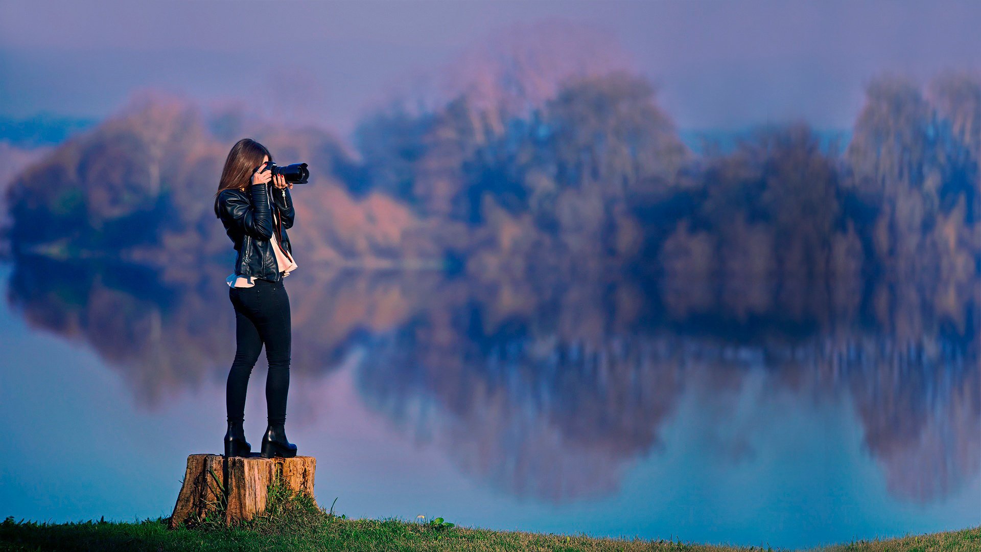 silhouette mince fille brunette photographe lac automne