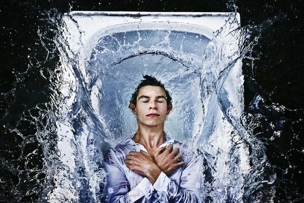 Hombre tranquilo en el baño con agua