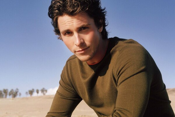 Christian Bale y la playa son la combinación perfecta