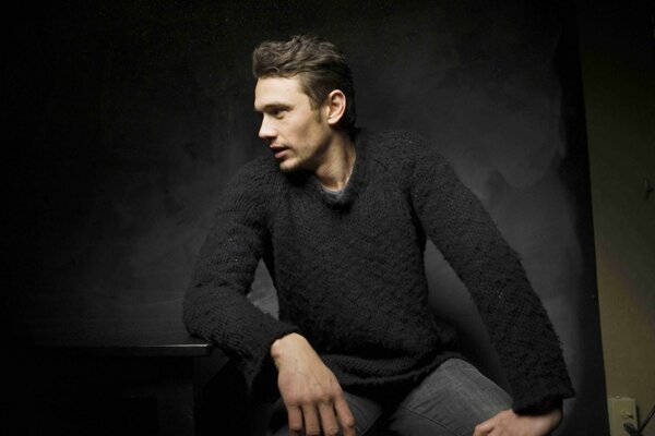 James franco im schwarzen Pullover