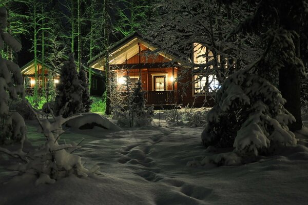 Fabulosa casa de invierno en el bosque