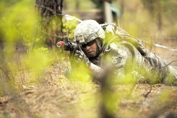 Soldat avec des armes visant