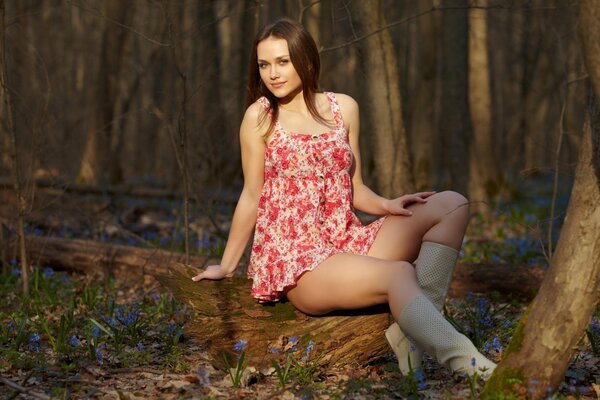 Hermosa chica en un vestido ligero en el bosque